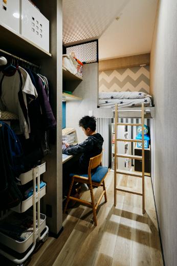 1室を2室としたため、仕切り壁の一部はエキスパンドメタルを採用しています。上下に換気用&採光用開口を設けることで、空気の循環がされやすいように工夫をしています。