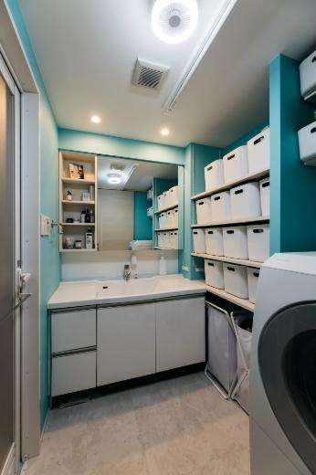 白を基調とした洗面所に映えるブルーのアクセントクロス。爽やかで清潔感を感じさせます。