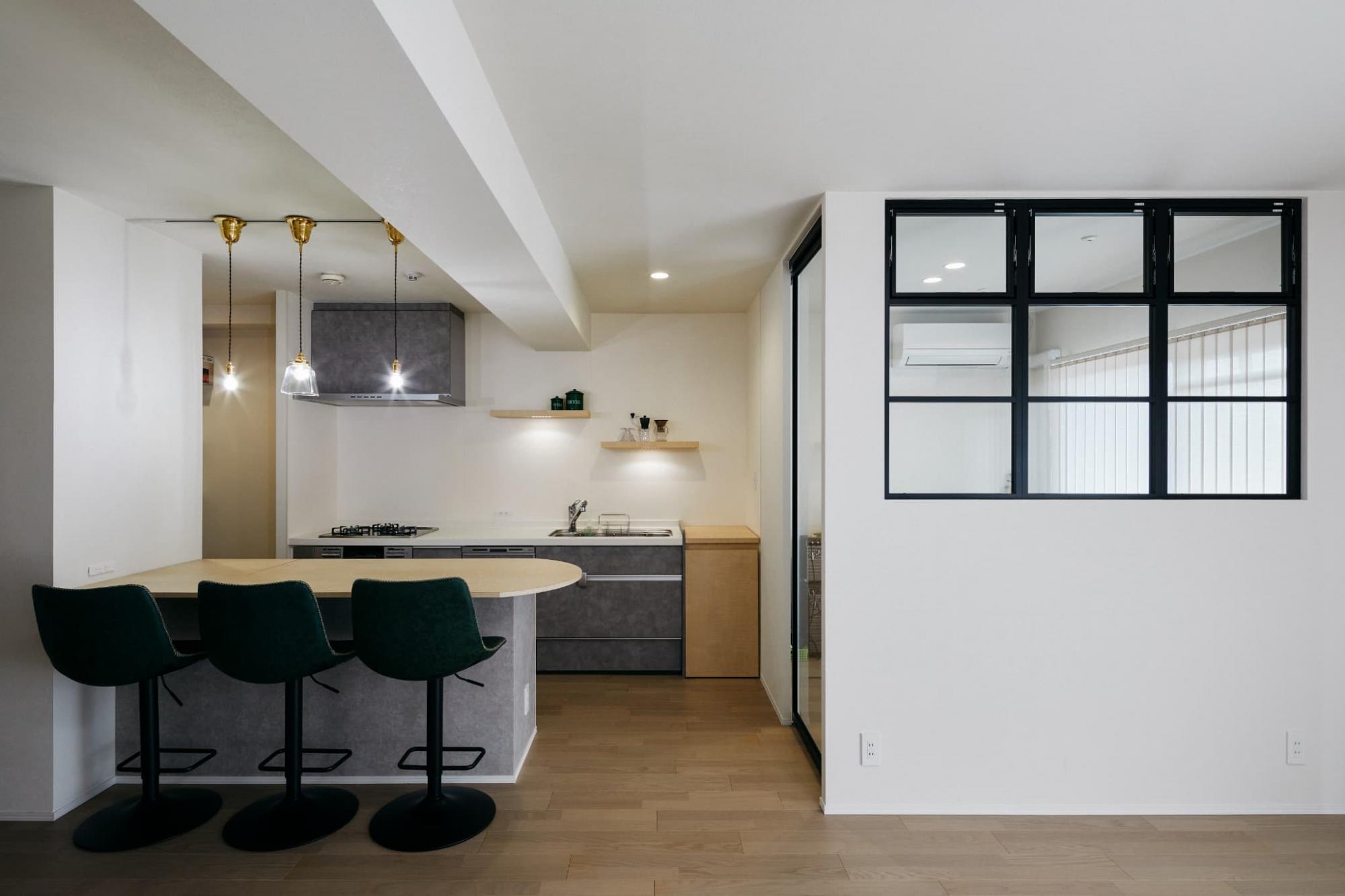 床材には、ペールグレー色のネダレスHLBFを採用。マンションには最適の直貼り防音フローリングで、高い「抗ウイルス」「抗菌」性能を兼ね備えています。