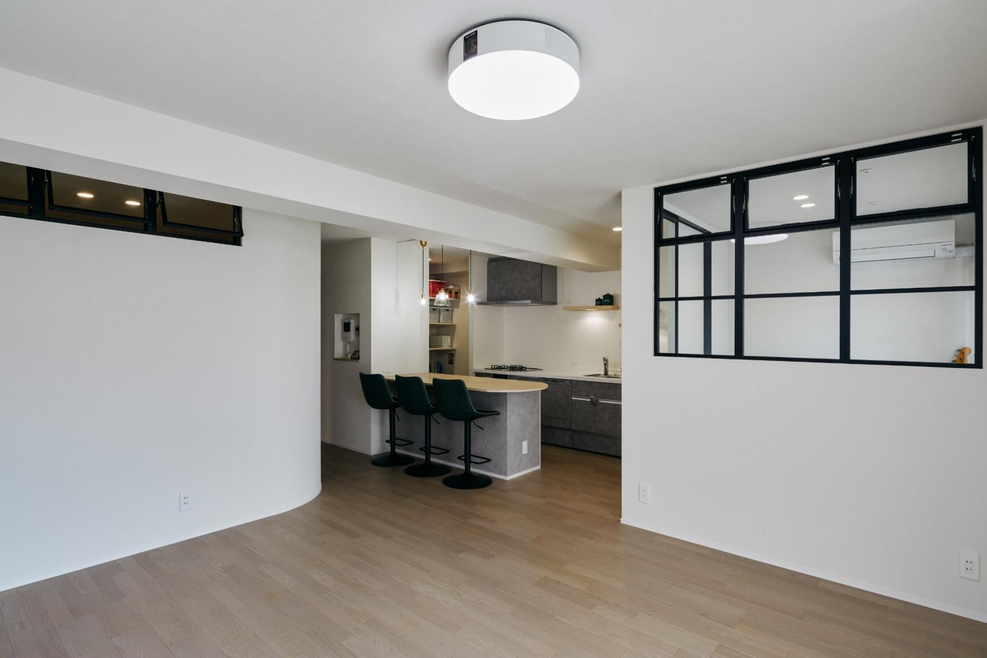 とても仲の良いご家族だったので、LDKに書斎や子ども部屋を計画しました。室内窓を設け、家族との繋がりを遮らないようにしています。