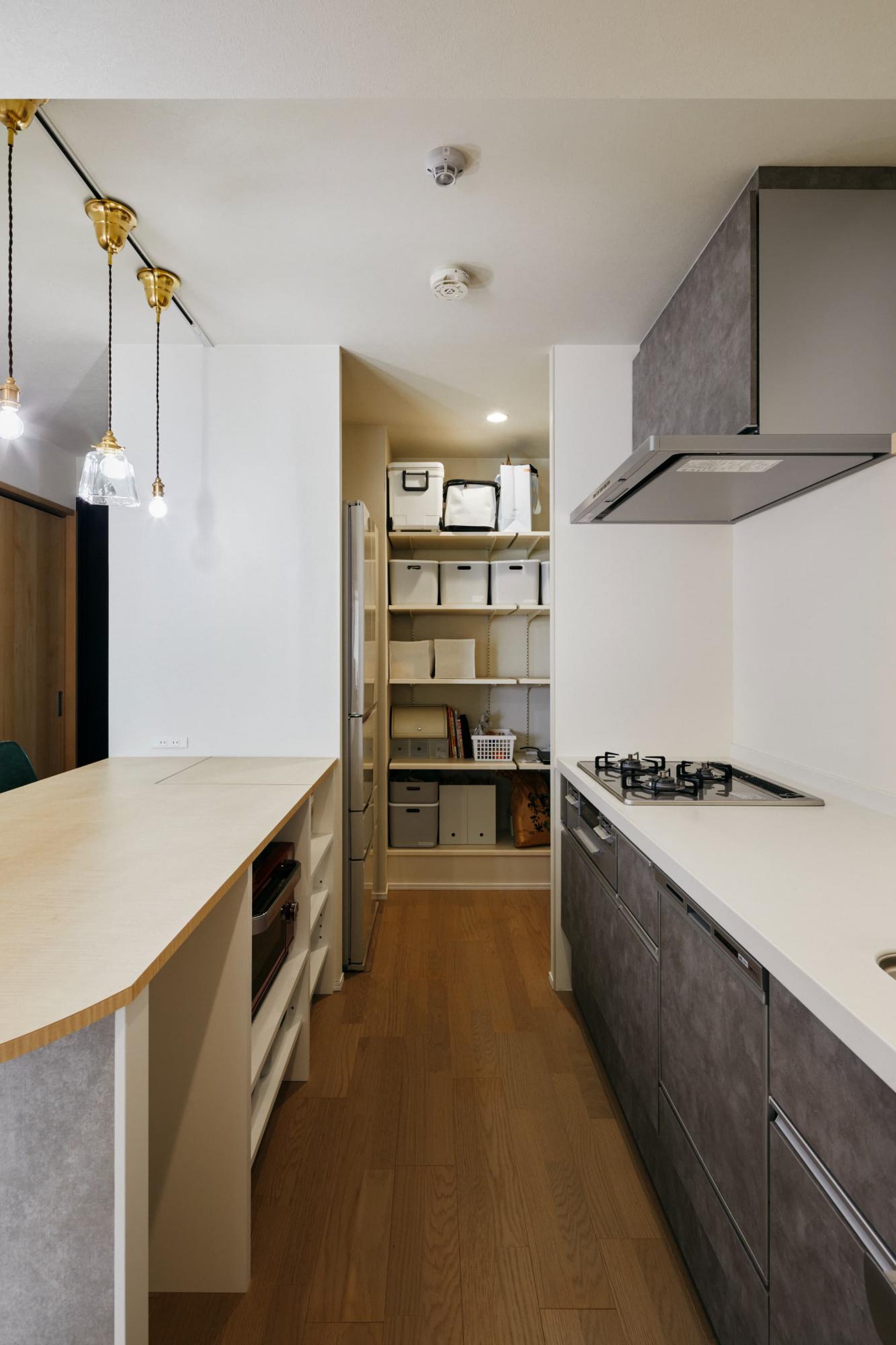 見た目をスッキリさせるためにキッチン奥にパントリーをつくり、パントリー内に冷蔵庫を配置しています。生活感を隠し、いつも整理整頓された状態を保つことが出来ます。