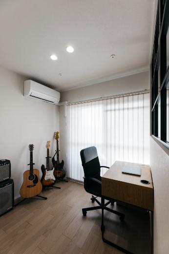 書斎にはギターなどを置いて趣味も楽しめるスペースとして活用。