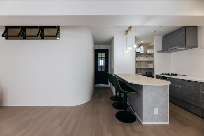 リビングにある子ども部屋はLDKの空間を圧迫しないようにRの壁面にしています。Rの壁面にすることで通路幅を確保しつつ、LDKのアクセントになっています。