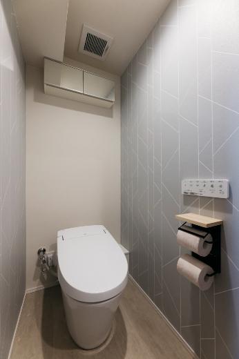 壁2面に同じ柄のアクセントクロスを取り入れていますが、飽きの来ないシンプルなデザインなので主張しすぎず、印象的な雰囲気に仕上がります。