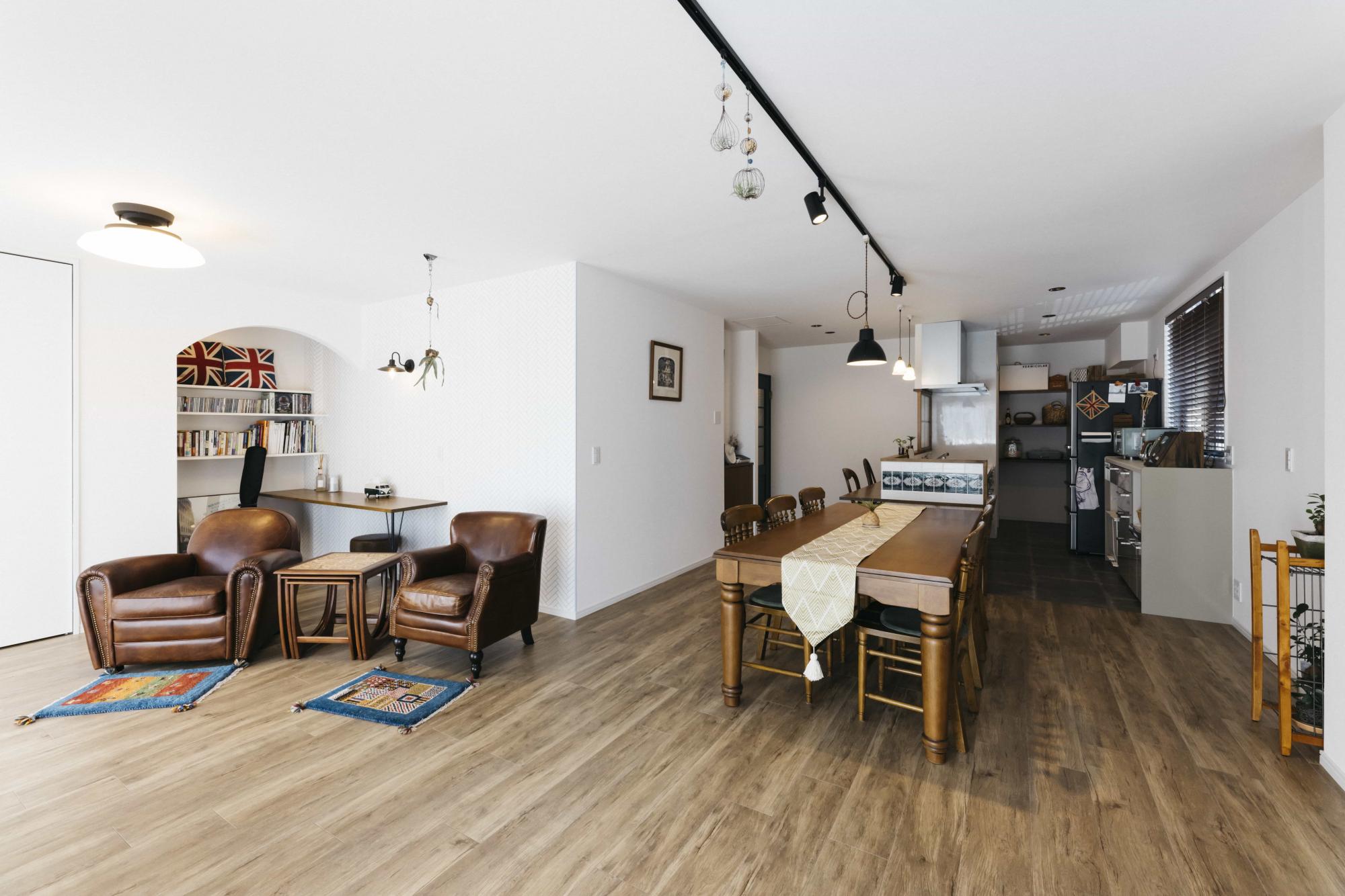 内装は奥様の大好きなアンティーク雑貨や家具が映えるようにデザイン。限られた予算内でも施主様の想いをカタチにできるように、細かい工夫がなされています。