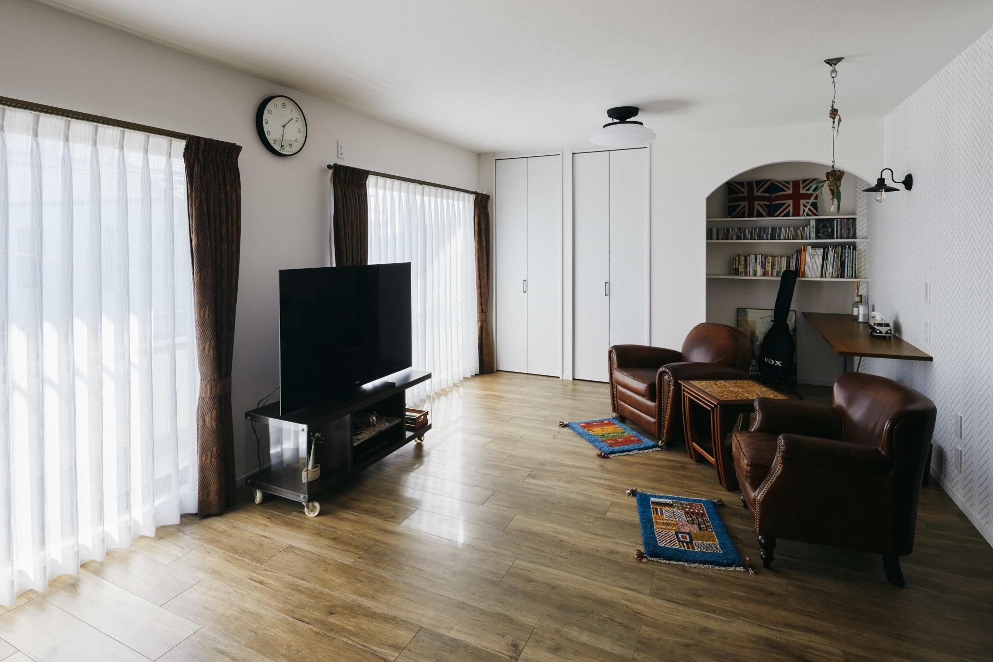 LDKに隣接していた和室をリビングと一体化し、縦長リビングからL字型リビングにレイアウトを変更。