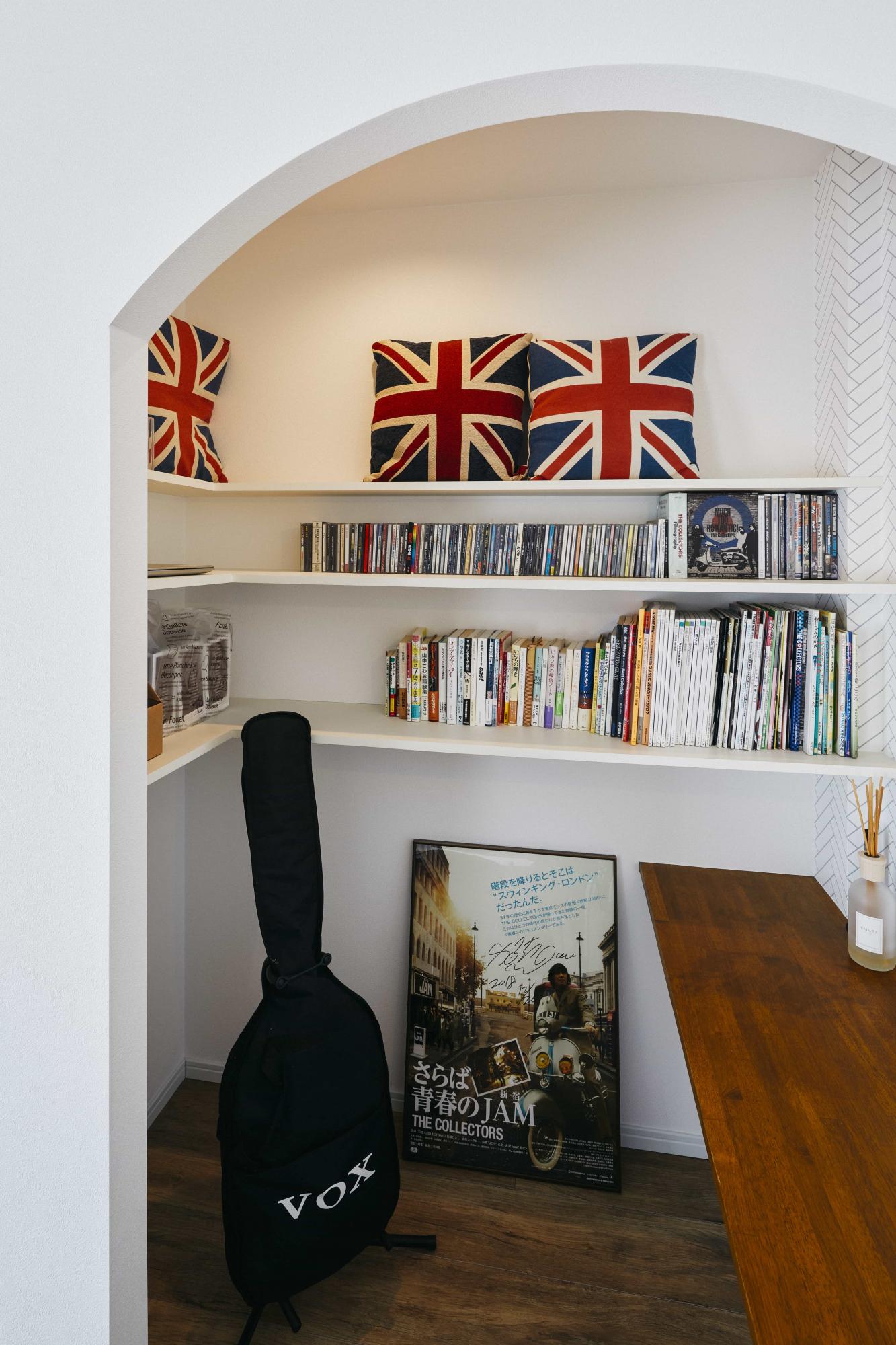 押し入れだったスペースには棚を設置し、扉なしの見せる収納に。ワークデスクも取り付けてあるので、ここで趣味を楽しむこともできます。