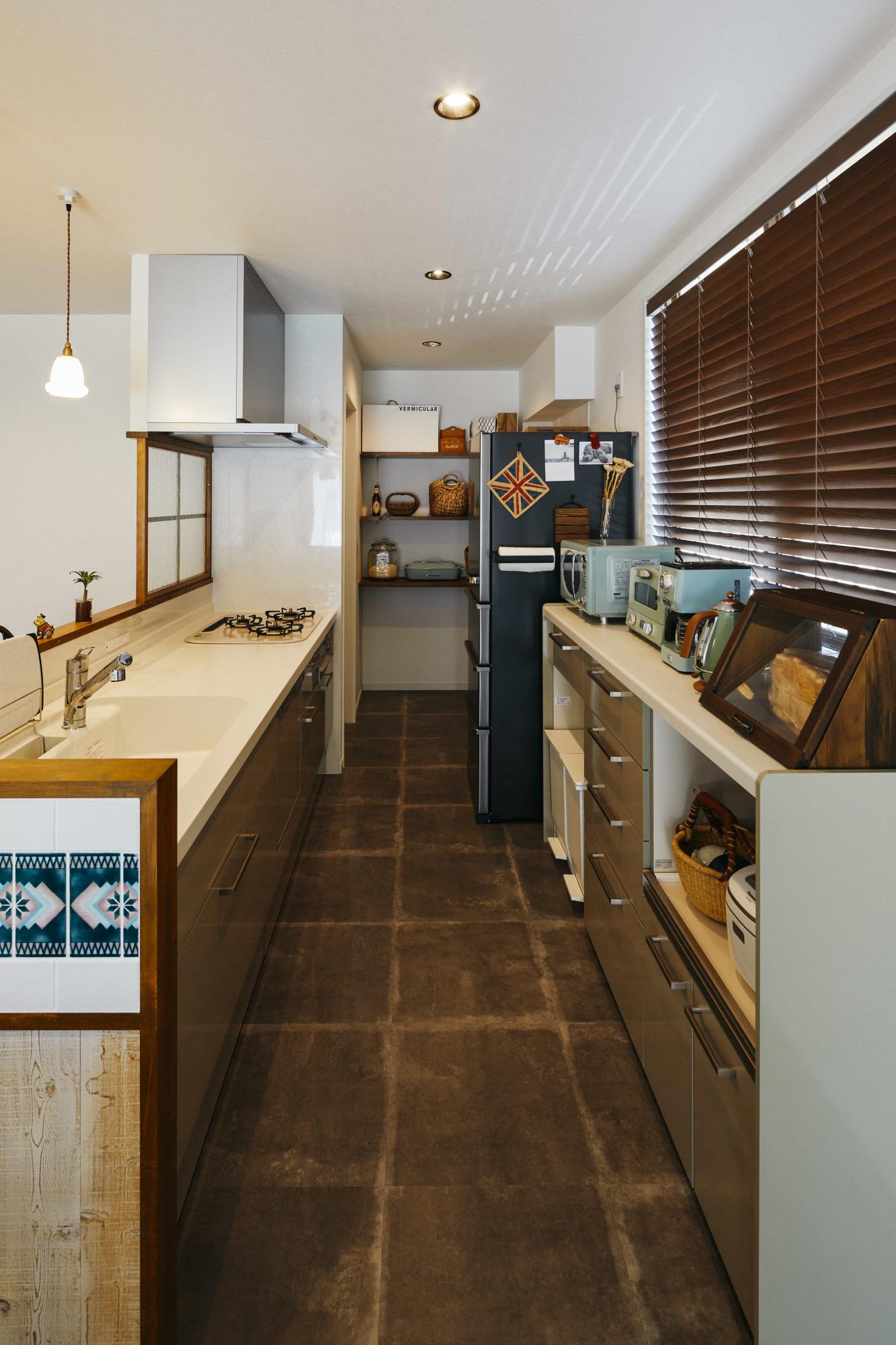 キッチンとダイニングは横並びに配置。食事の準備や片付けもスムーズになり、家事の効率化や時短に繋がります。