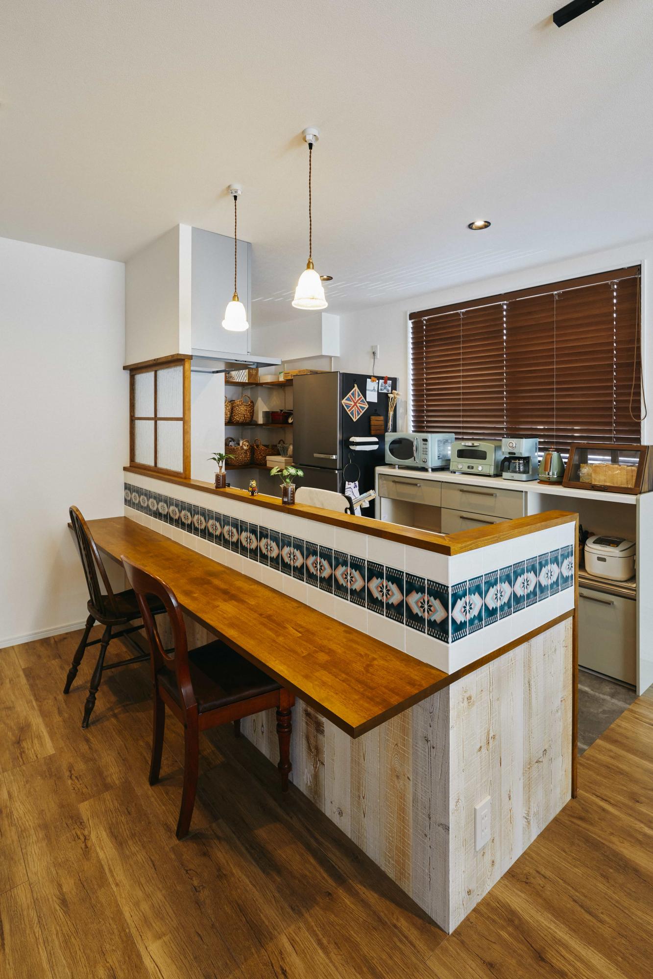 キッチンは常にスッキリと維持することができ、パン作りが趣味の奥様の作業や収納にも困らないような間取り計画がされています。