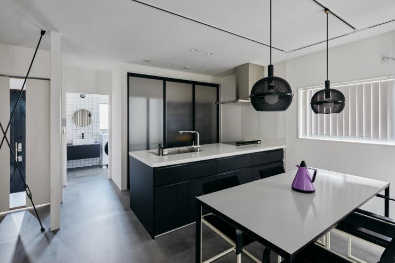 扉付きのパントリーや、キッチン前面にも収納スペースを設けることで収納力を高め、生活感を上手に隠してすっきりと片付くようにしています。