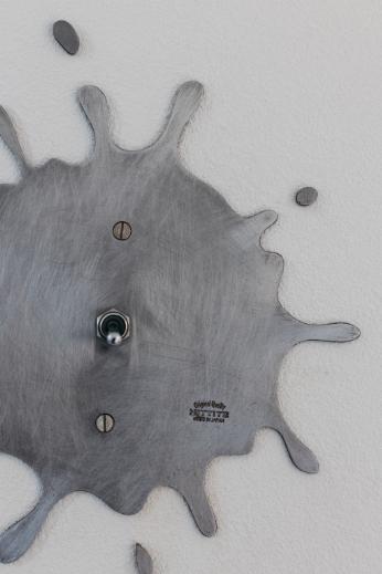 旦那様が一目惚れした変わった形のトグルスイッチは、来客の目にも触れるトイレのスイッチにしました。