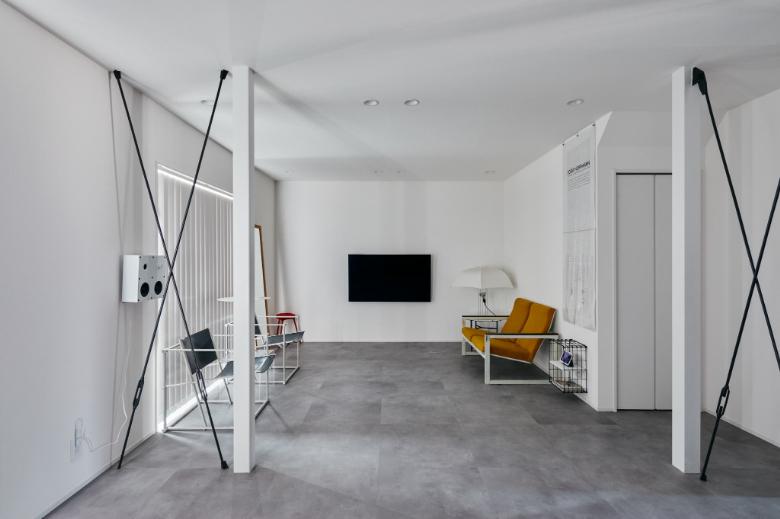 白を基調とした空間に、映える黒のブレース。視線が抜け、LDKに開放感をもたらします。