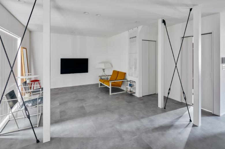 床はグレーのフロアタイルでモダンな印象に仕上げています。