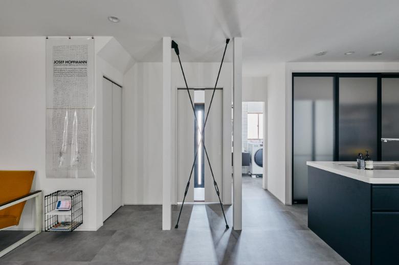 建物の構造上どうしても抜けない柱はそのまま残し、天井や壁の色とあわせて白く塗装。デザインの一部として組み込んでいます。