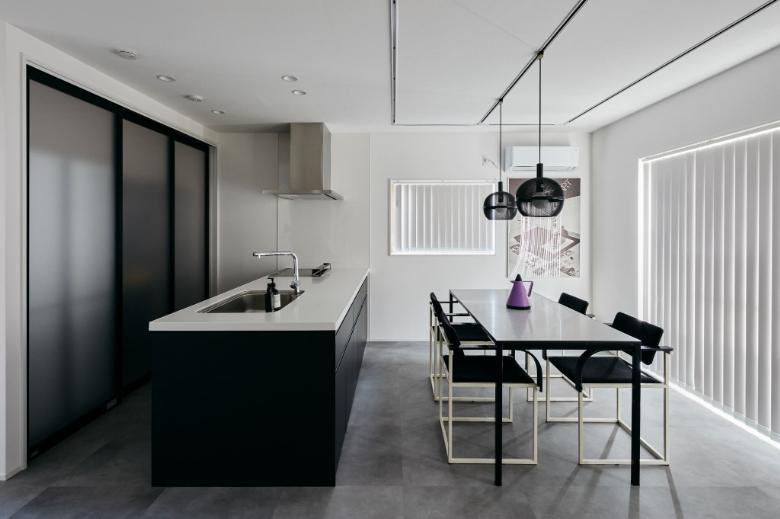 キッチンは白とグレーと相性の良いブラックのキッチンを採用。