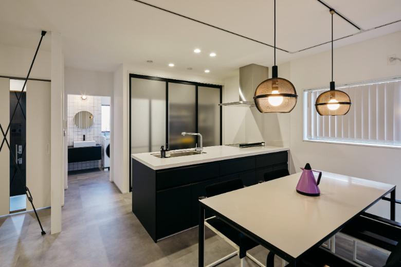 収納力をUPするため、キッチン前面にも収納ができるタイプを選定しています。