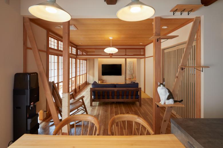 壁面には貝殻から作られた天然由来のチャフウォールを塗装。