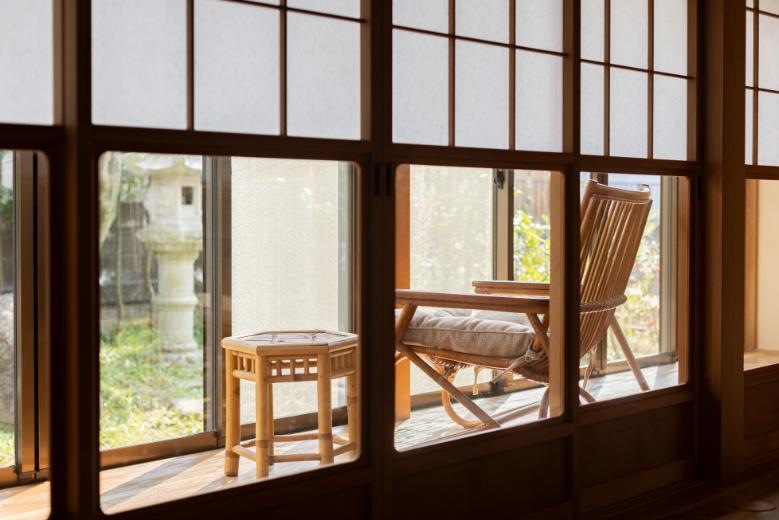 障子越しに縁側と庭を眺めることができ、和の癒しを存分に楽しむことができます。