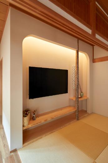 床の間を模した場所をTVスペースに。