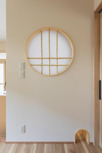 丸窓は和の意匠をプラスし、空間に変化をつけてくれます。