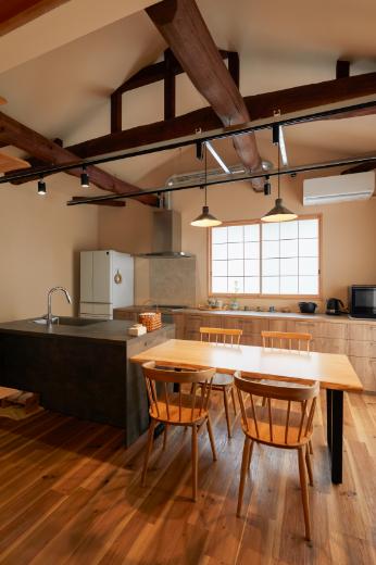既存の丸太梁を現しにしたダイニングキッチンは、開放感たっぷり。迫力ある佇まいに魅了されます。
