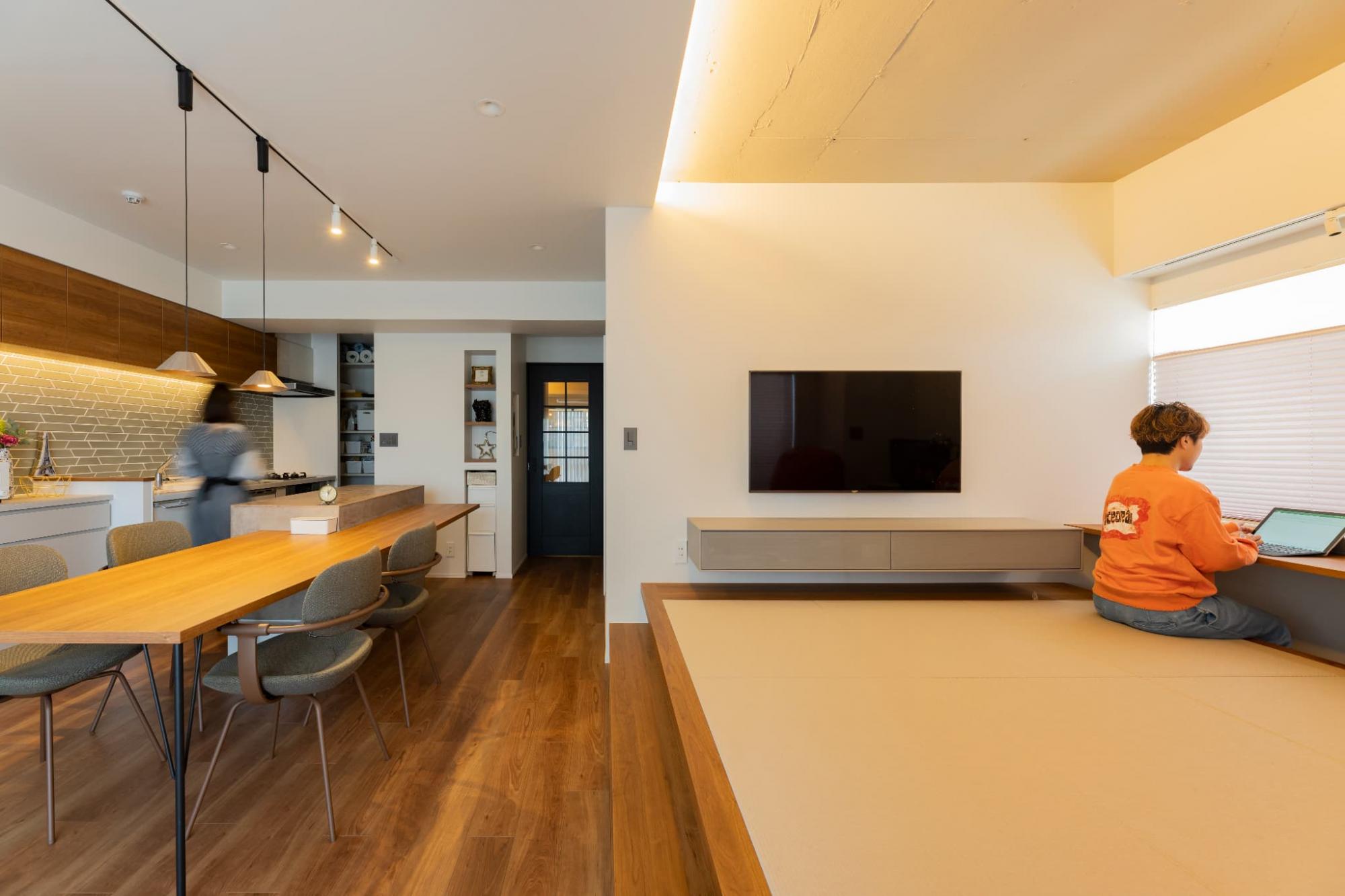 書斎とリビングの天井は、RC造マンションならではのコンクリート現しの塗装仕上げに。