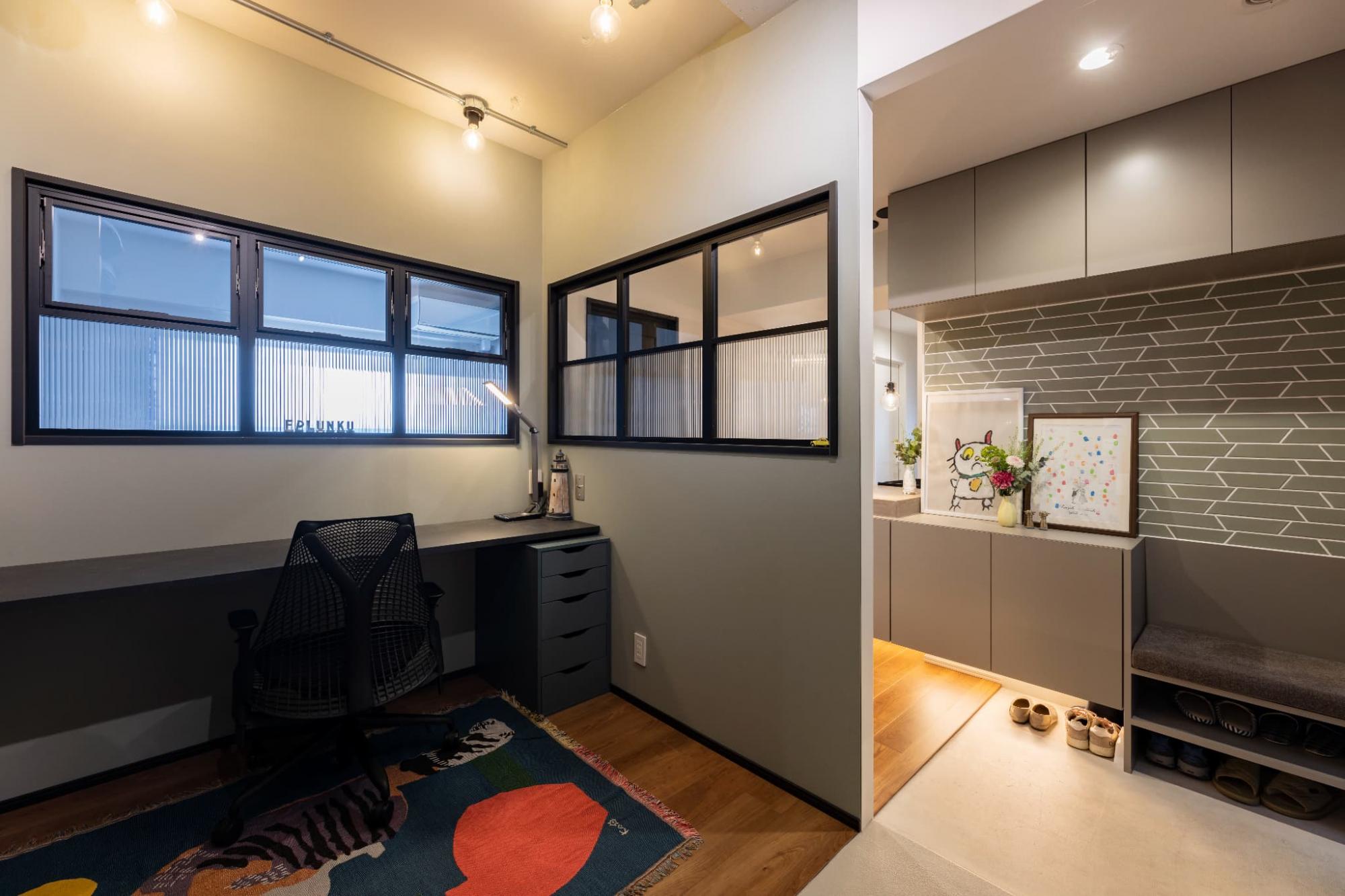 玄関入ってすぐの場所に書斎を計画。適度な閉鎖感もありながら、室内窓を取り付けたことで家族の気配も感じられます。