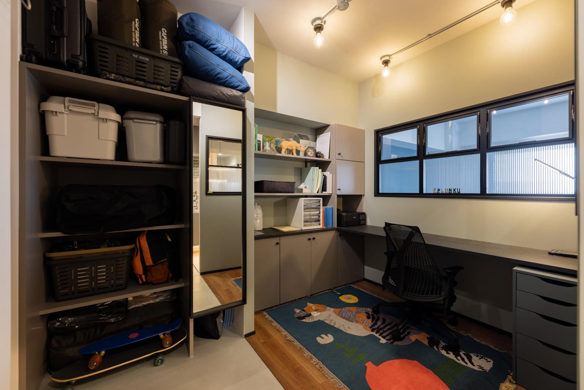 土間収納を設けることで、外に持ち出すものや室内に持って上がりたくないものをここで収納することができます。