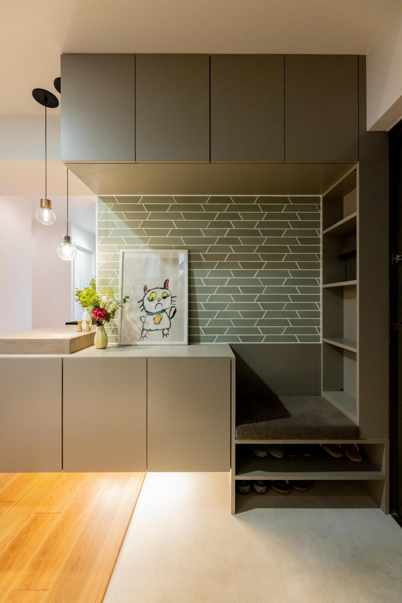 玄関収納にはサッと座れるベンチもあり、荷物を置いたり靴を履く時も便利です。