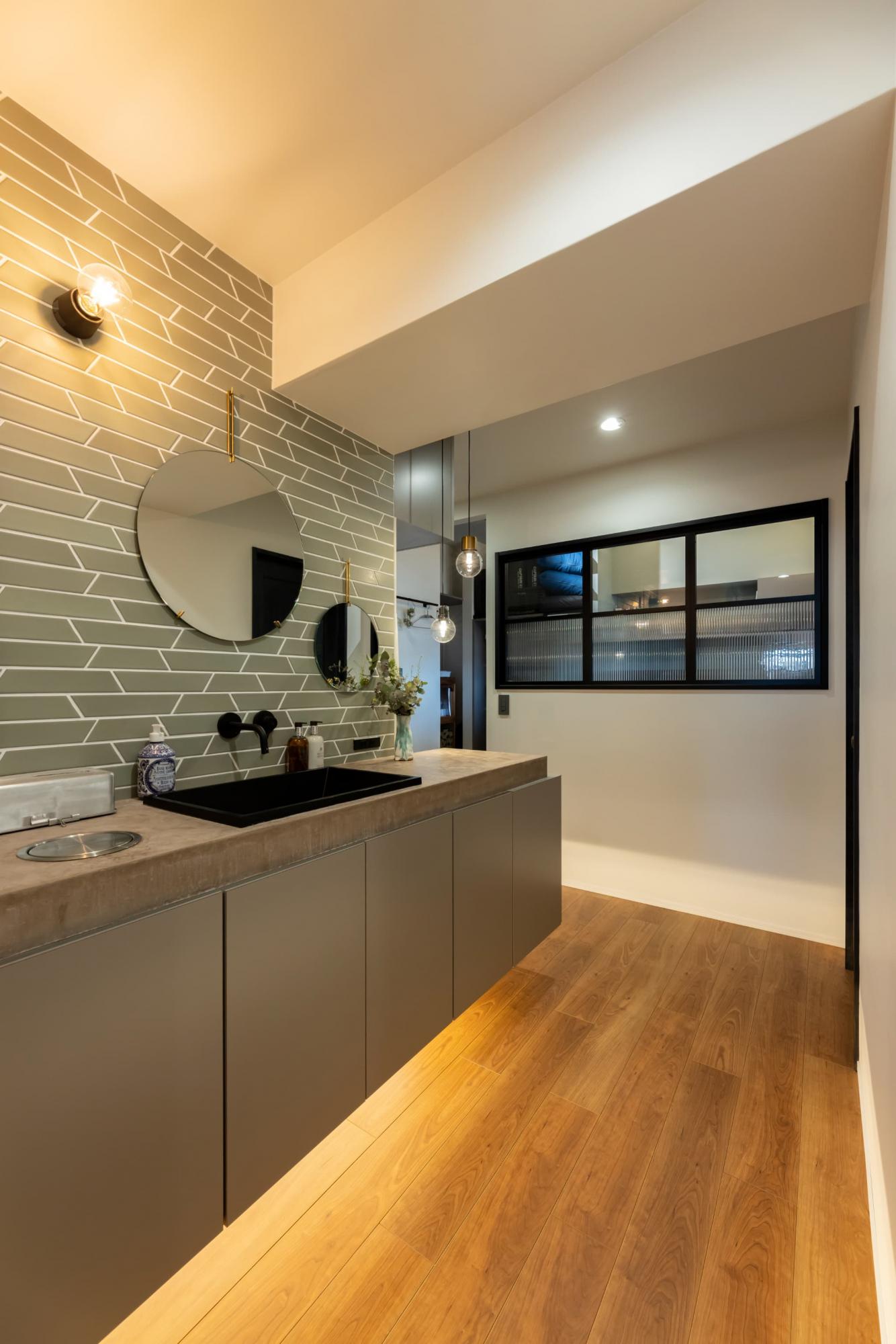 帰宅をしてそのまま居室に行く前に、洗面台で手が洗える便利な動線。