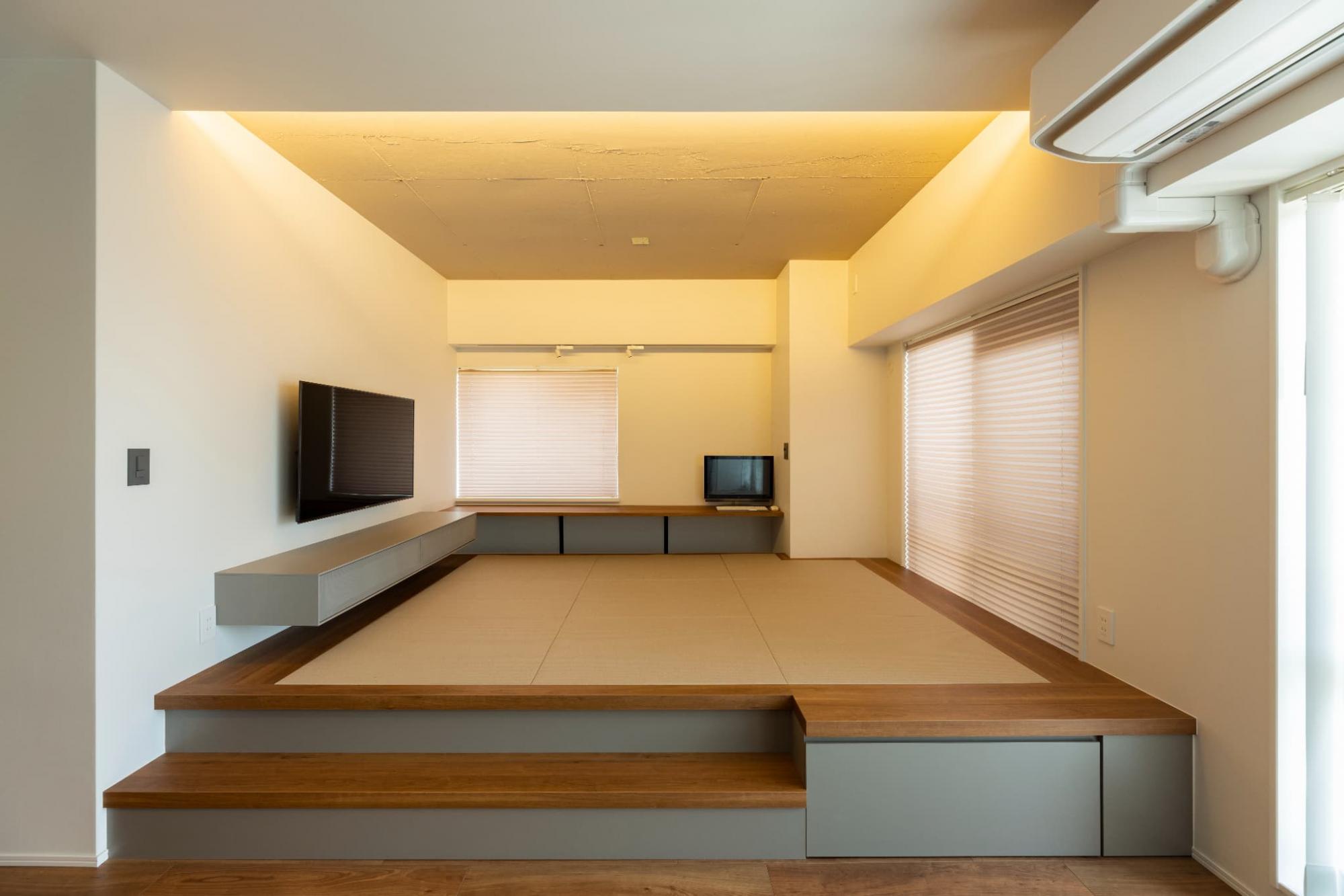 家族みんなが自由にゆったりと寛げる小上がりの畳スペース。ゴロッと横になったり、段差部分を利用して椅子のように腰掛けることも出来ます。