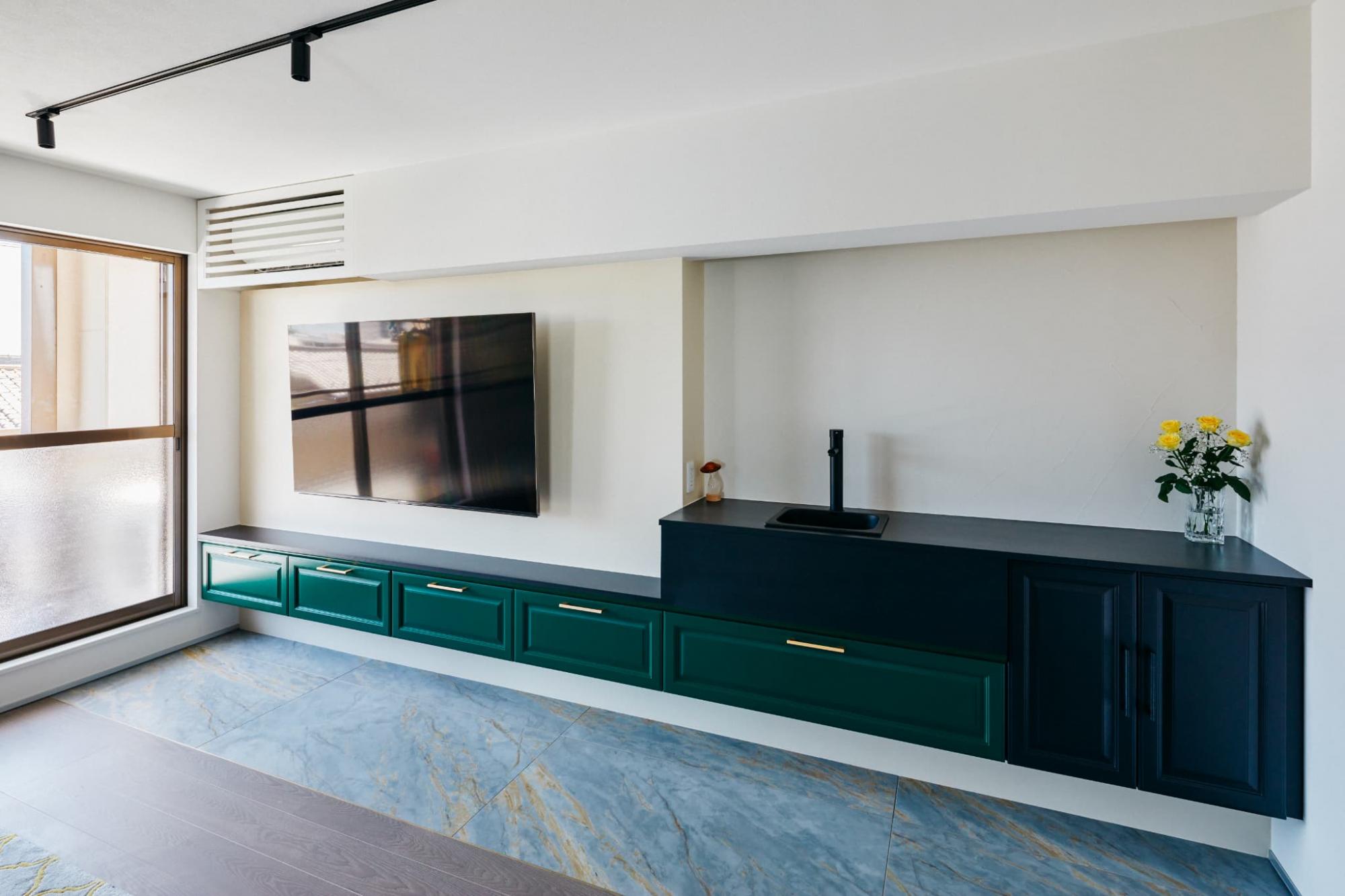 キッチンはあえて存在感を出さないようにシンクと水栓のみとし、色味も黒で調和を図りました。配管も目立たないように壁の中に納めています。