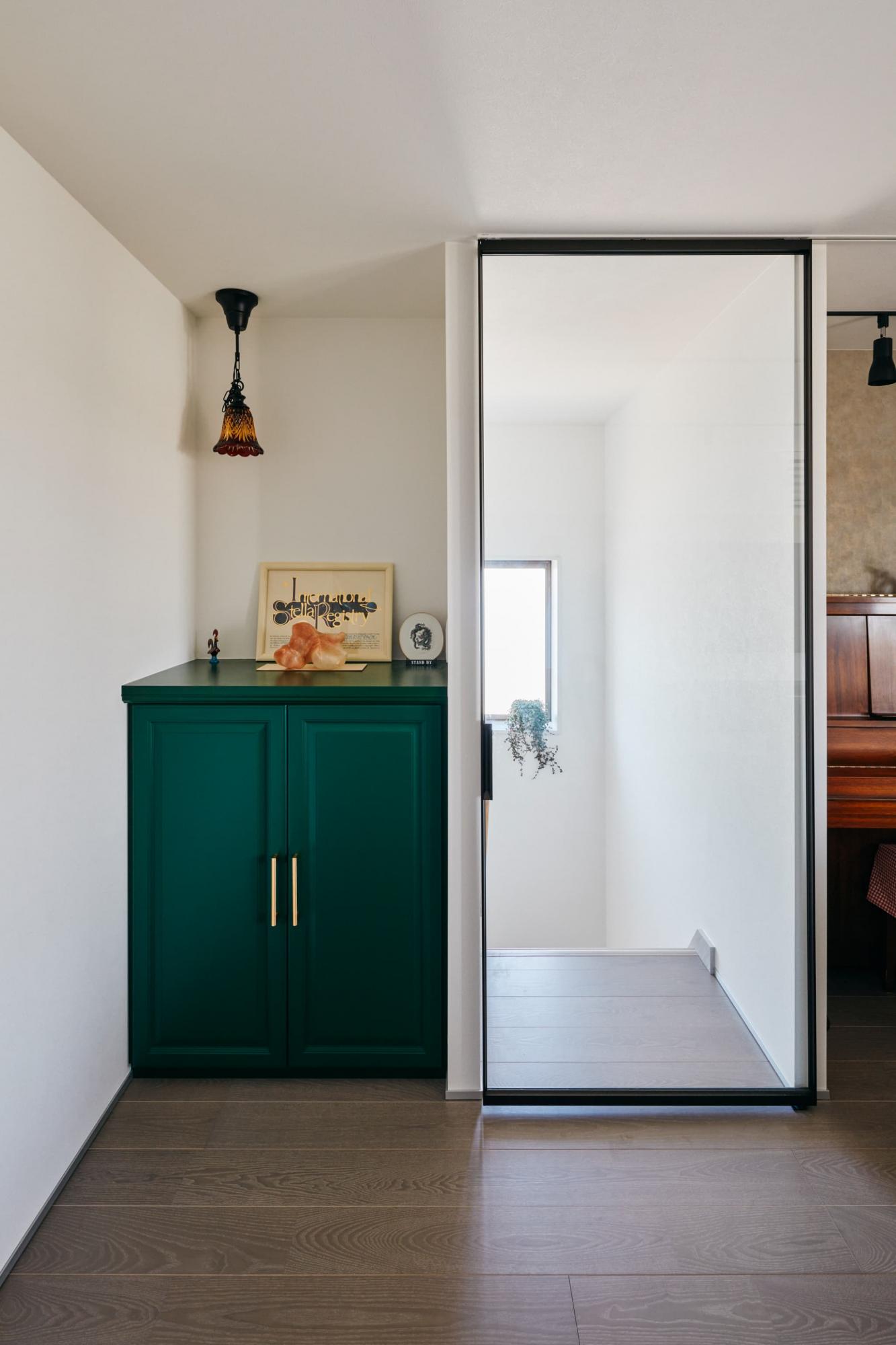 リビング扉にはPanasonicのエアビューを採用。階段の窓から東側の採光が入り、リビングが明るい空間に。