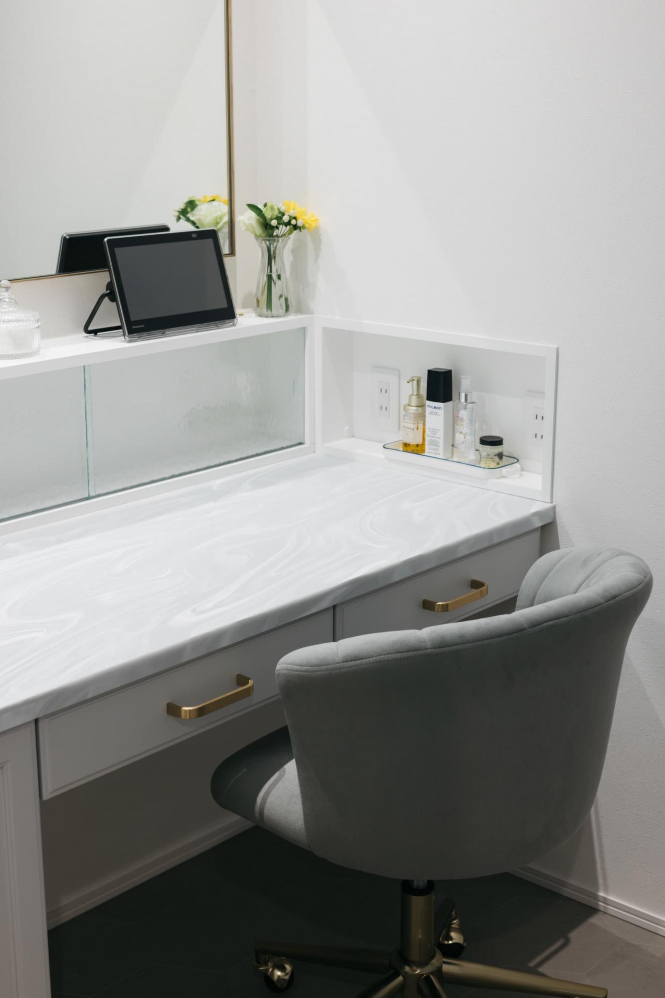 寝るまでの時間、洗面室でミニテレビを見て過ごすのが奥様のお気に入りの過ごし方。