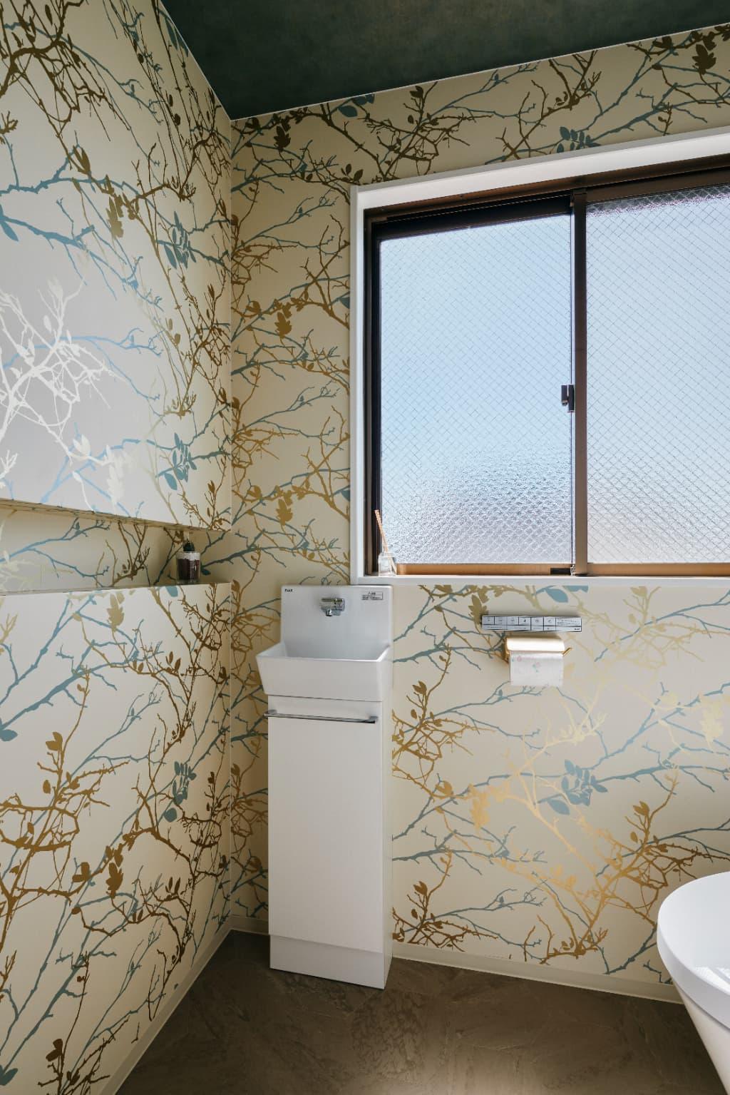 ヘキサゴンタイルと施主様お気に入りの輸入クロスが相まって、エレガントな雰囲気を演出。