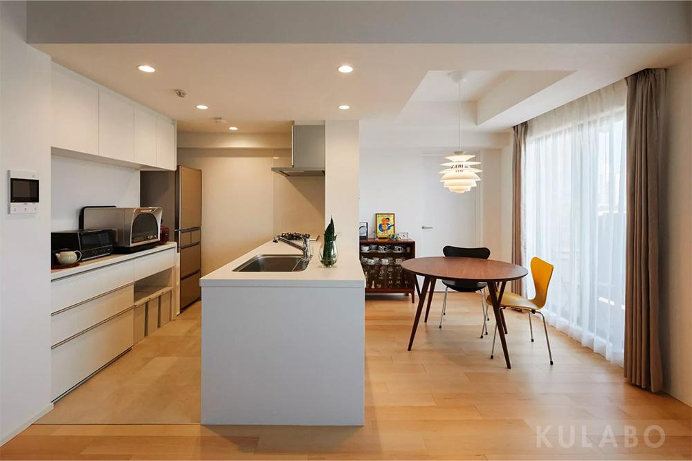 ホワイトのペニンシュラ型キッチンを採用し、お菓子作りが好きな奥様のために広々作業スペースを確保。ご主人様がワインを飲む時にちょっとしたカウンターとしても利用できます。