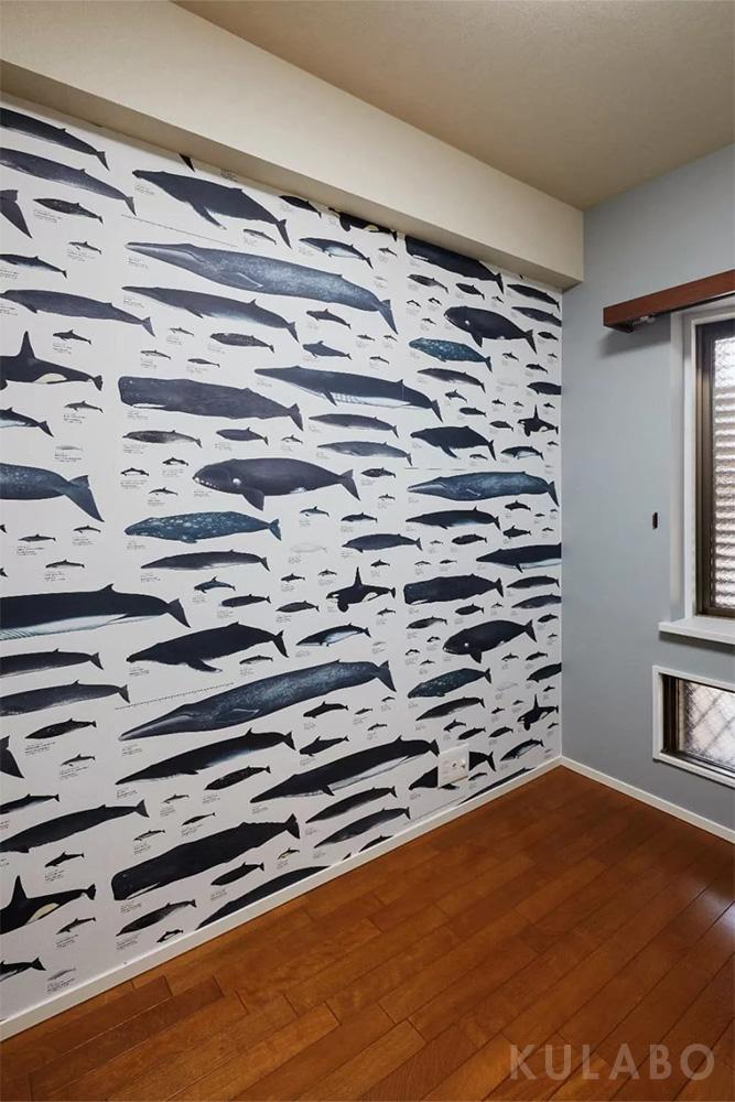 インパクトある海の生き物クロスで、ワクワクした遊び心を忘れず。全体的に水色のクロスを使用し、まるで海の博物館に入り込んでしまったかのような空間に仕上げました。