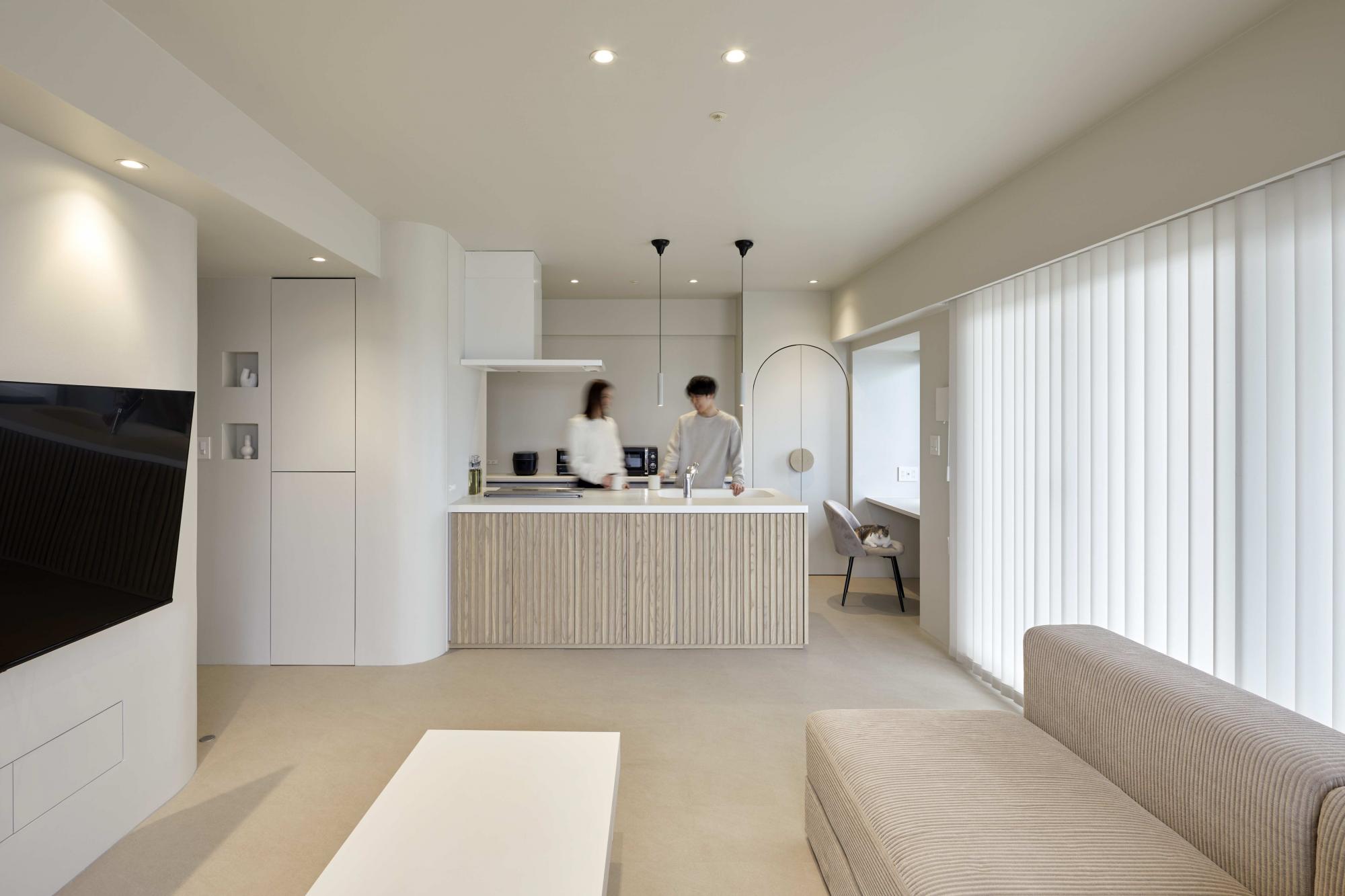 リビング空間にある2つの壁角はアールにして、丸みのある優しい雰囲気に。壁の角を無くすことで、猫ちゃんの引っ掻き防止にも繋がります。