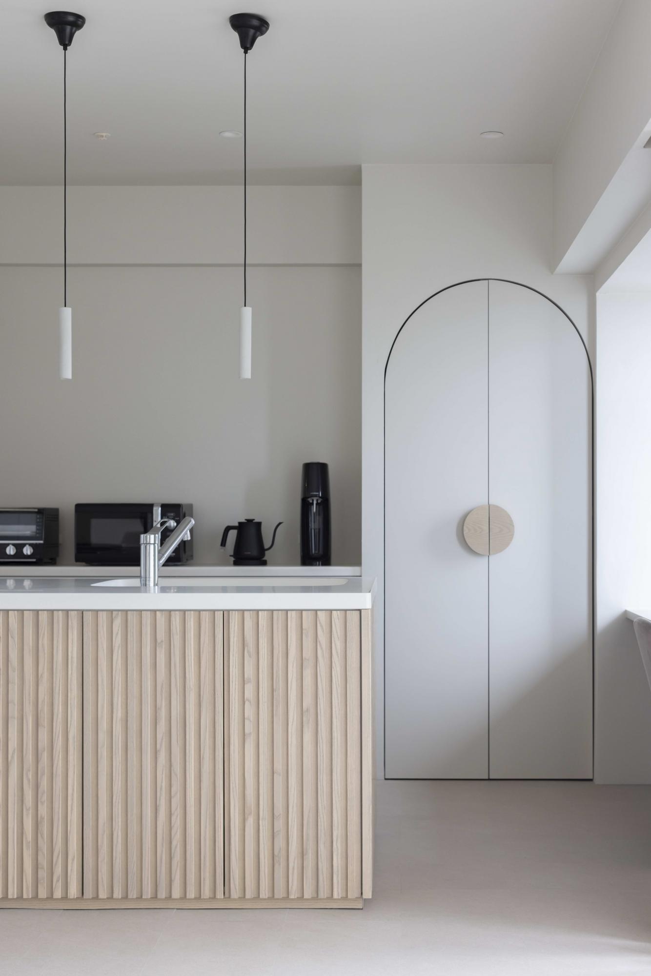 キッチン背面収納の扉もアールで統一。丸形デザインにした扉の取っ手が何とも可愛らしいです。