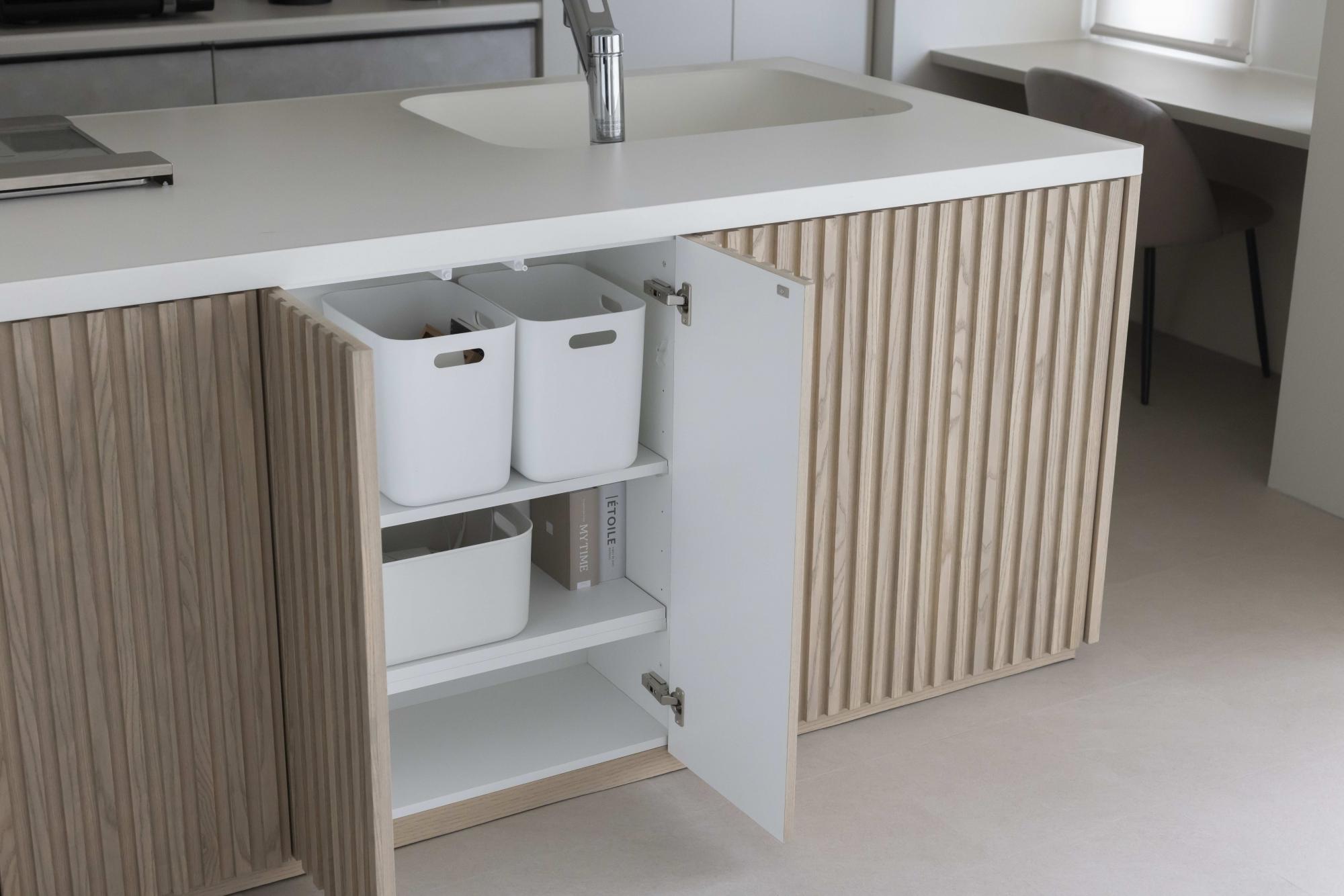 木製のルーバーが意匠性を高め、空間に立体感を生み出します。