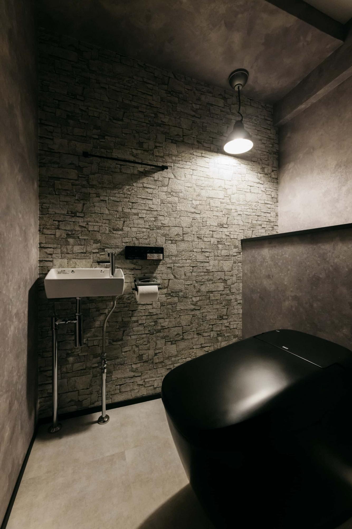 LDKとのデザインの統一感を意識し、トイレも無機質でカッコよく。