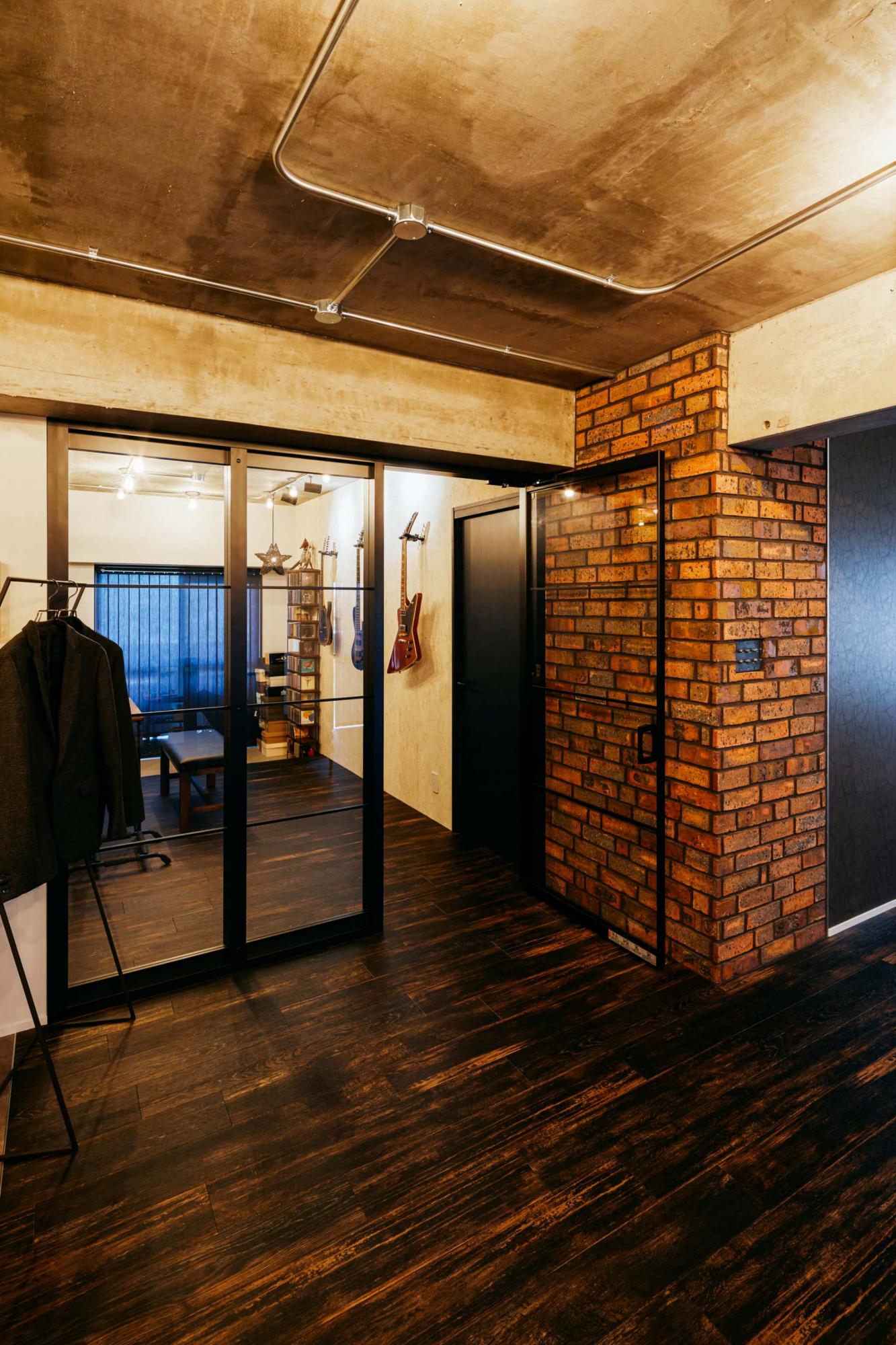 リビングと趣味室は間仕切り壁を設けるのではなく、ガラスの造作建具でひと続きの空間となるように計画。