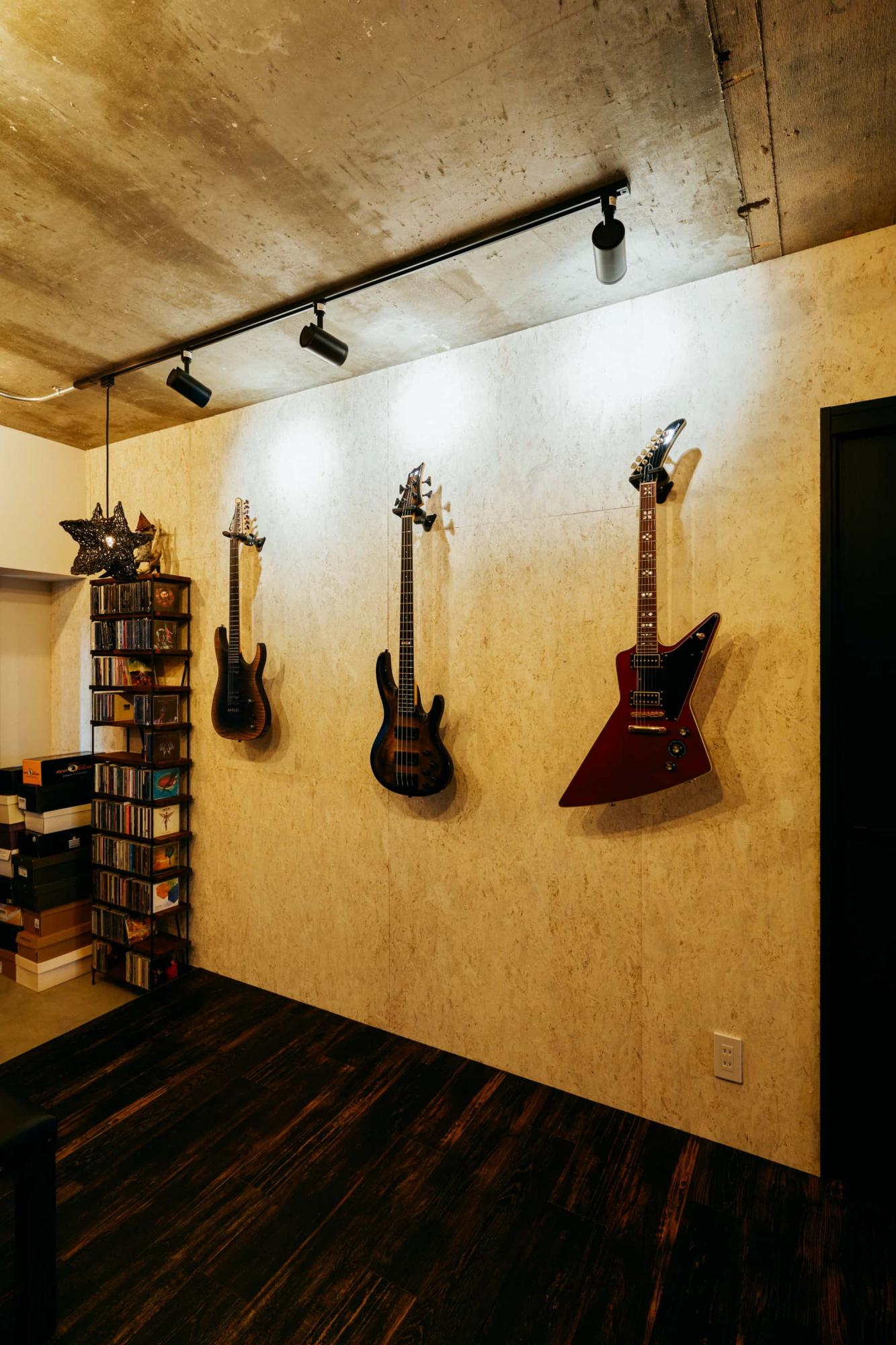 自慢のギターコレクションは、壁に飾るようにディスプレイ。
