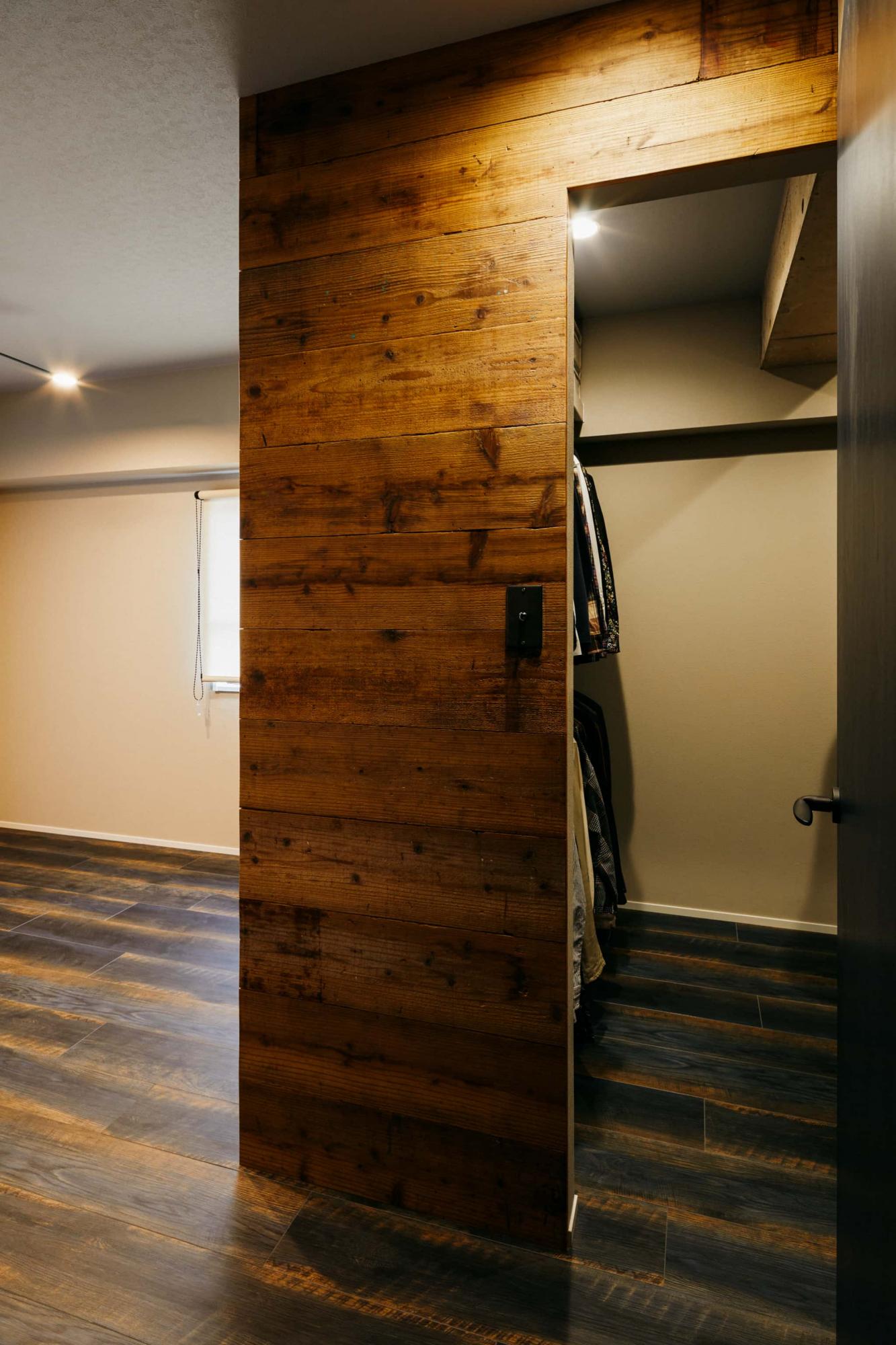 寝室内にあるWICの天井現しと足場板のアクセントウォールが、施主様のお気に入りポイント。