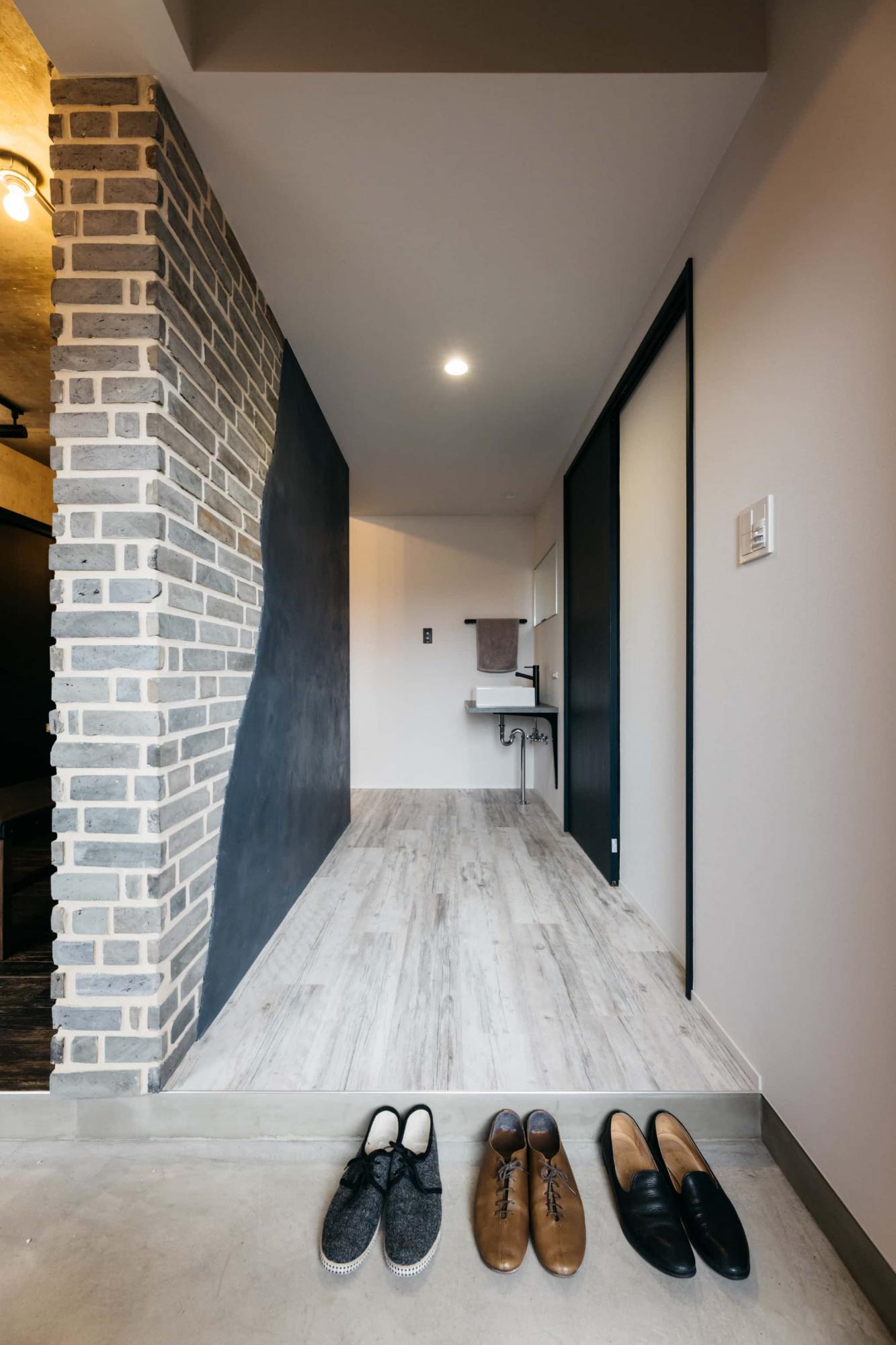 玄関土間を広く計画し、あえて靴箱を置かない選択を。好きな靴を並べて、その日の気分やコーディネートに合わせて靴が選べる楽しみが増えました。