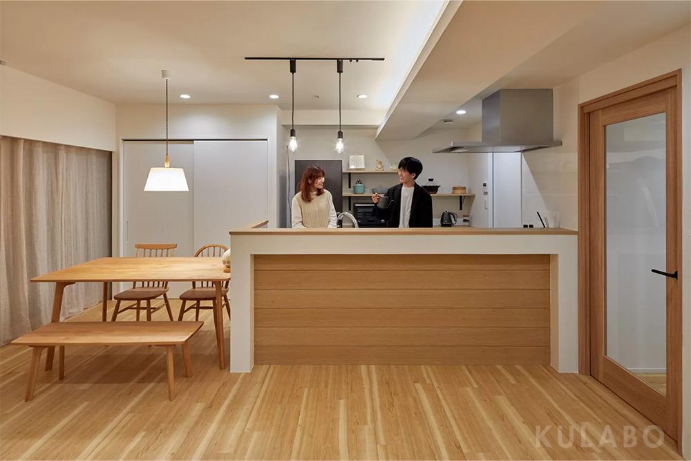 キッチンをダイニングと横並びに変更することで、配膳や片付けをスムーズにできる家事楽を実現。