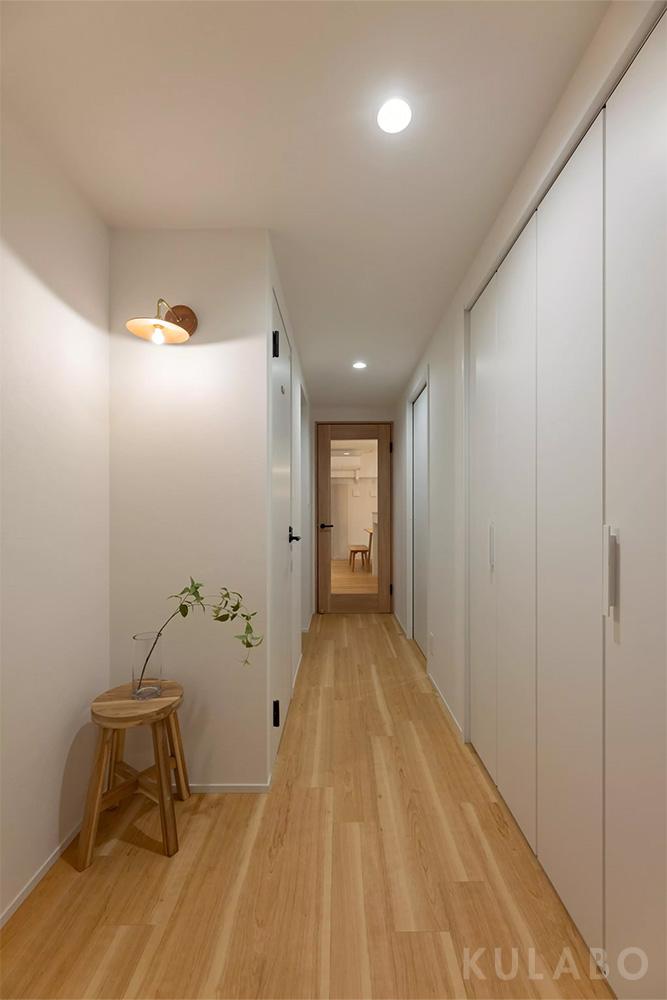 「優しい光に包まれる素材感のある家」の玄関・土間