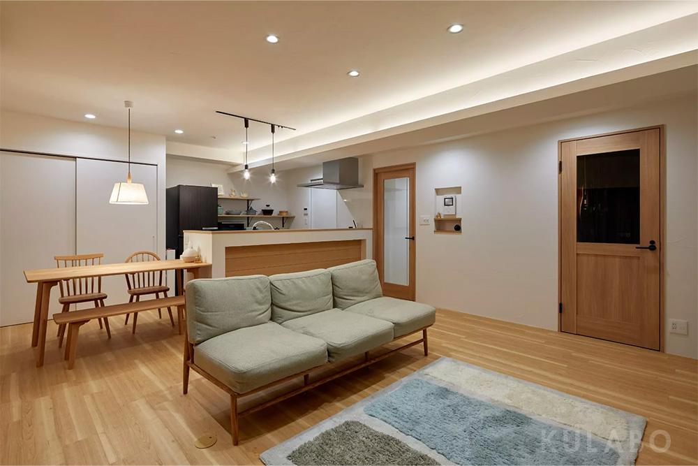 LDKは消臭効果がある塗り壁「オンザウォール」と、傷に強いフロアタイルを床材に採用。巾木がないので空間がスッキリとして見えます。