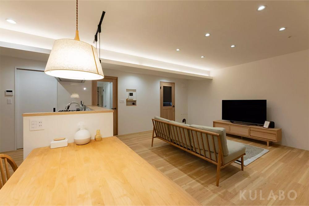 調光式の間接照明を梁に沿わせるように仕込みました。柔らかく空間を照らし、落ち着いた雰囲気で包まれます。