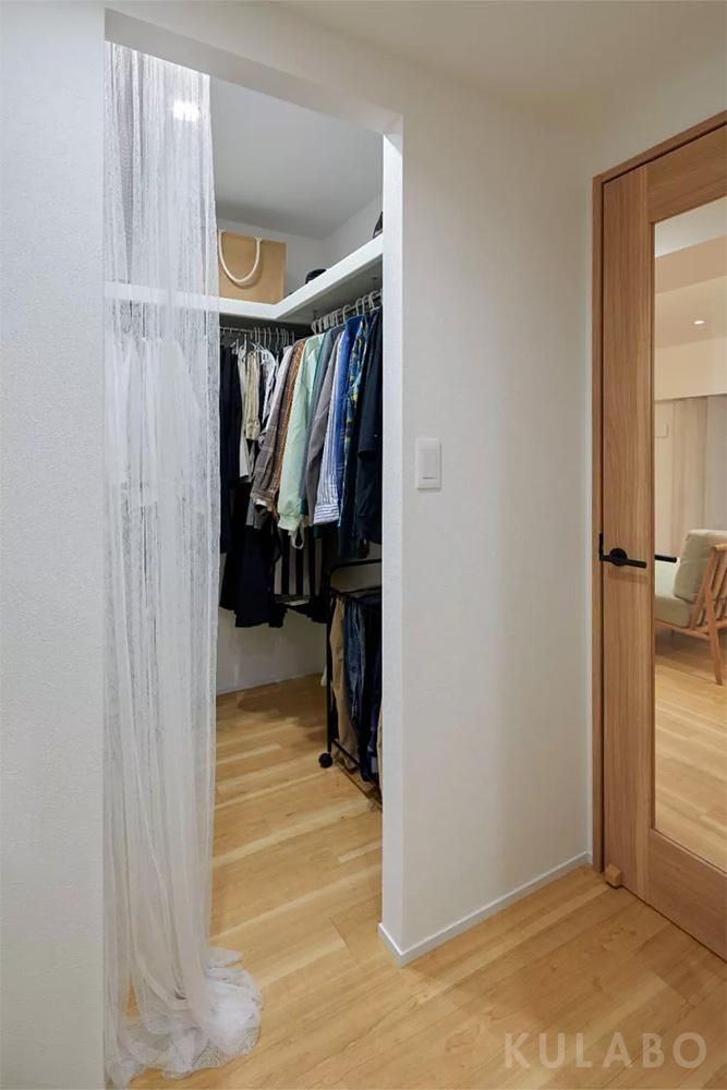 「優しい光に包まれる素材感のある家」の収納・クローゼット